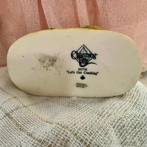 Charming Tails Lets Get Cracking Figurine - Picture 6 of 6